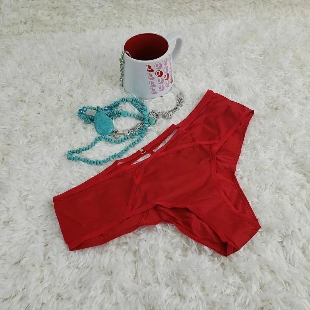 VS Red Lipstick Cut Out Outvert Very Sexy CHEEKY MEDIUM